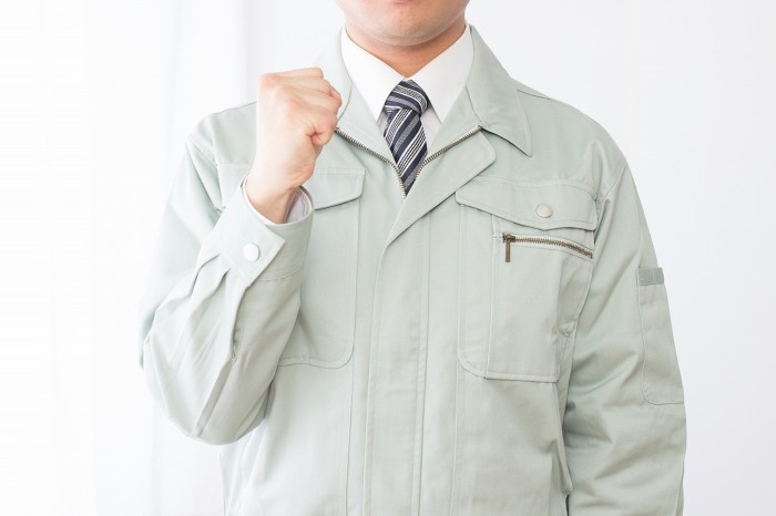 ガッツポーズをする男性