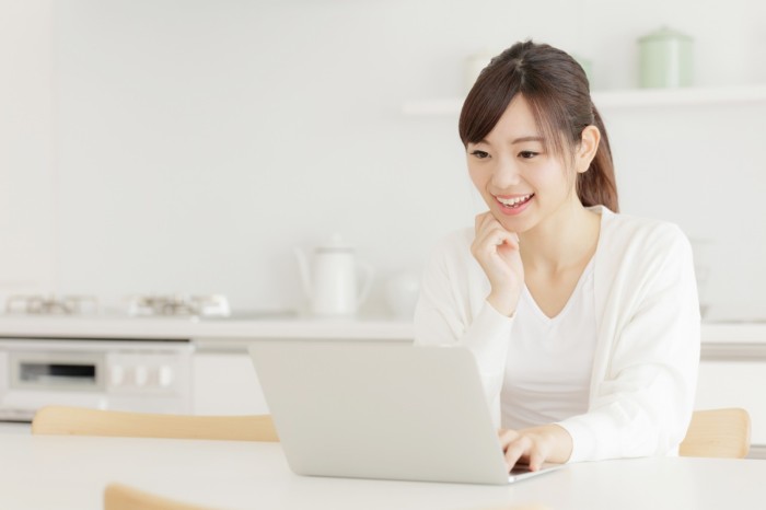 PCを見る女性