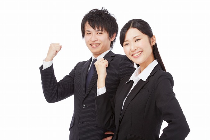 ガッツポーズをする人達